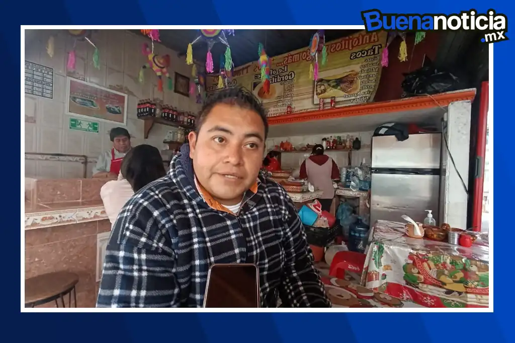 Emmanuel Rosas, es un comerciante de flores que junto a su familia iniciaron una noble iniciativa: intercambiar plantas por ropa y juguetes para apoyar a familias que esperan noticias de sus seres queridos en hospitales locales.