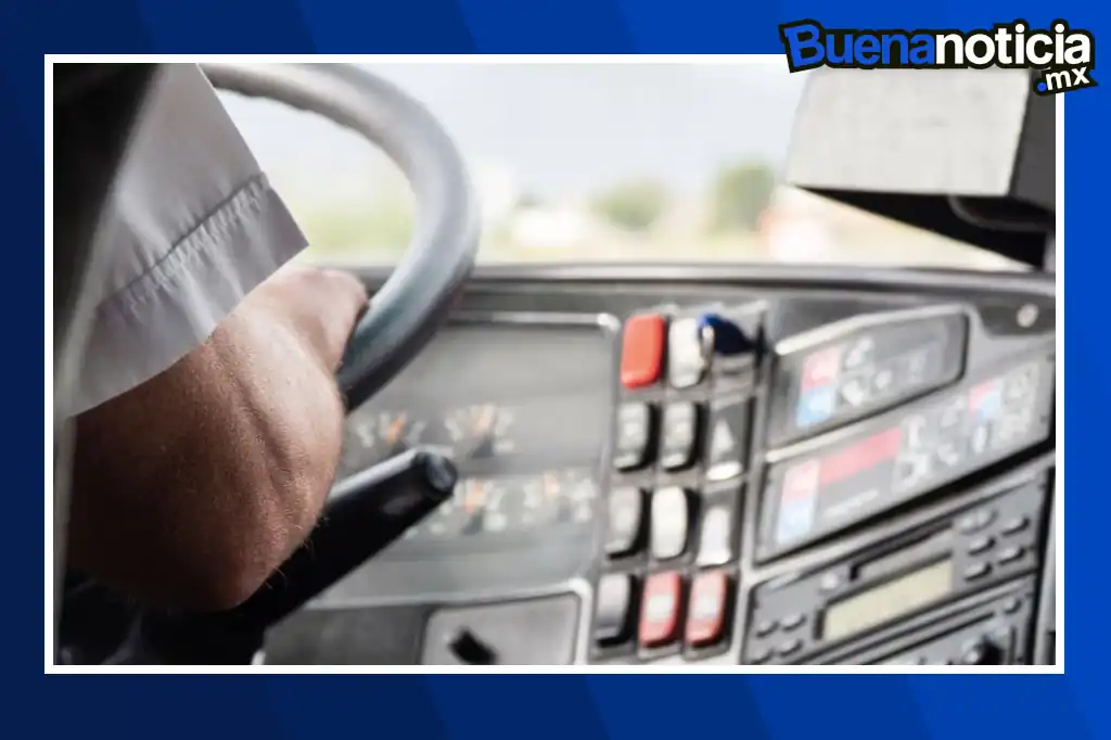 En un acto de valentía y solidaridad, un conductor de transporte público en Colombia se volvió viral tras ayudar a una joven pareja en un momento crucial: el inminente nacimiento de su hijo.