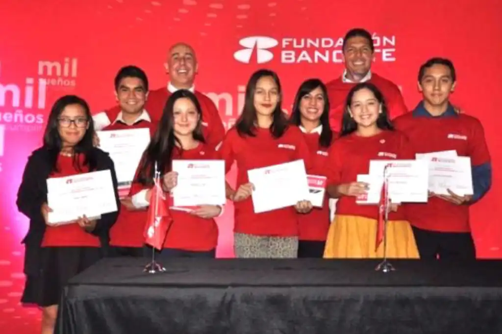 El presidente del Consejo de Administración de Banorte y de Fundación Banorte, Carlos Hank González, entregó 602 becas a jóvenes destacados de la tercera generación del programa “Mil Sueños por Cumplir”.